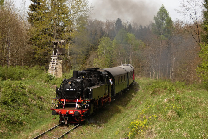 64 518 mit Zug nach Gerstetten, am unteren Benzwang in dem bekannten kleinen Einschnitt nahe der Depot-Zufahrtstraße, um 12.37h am 01.05.2024