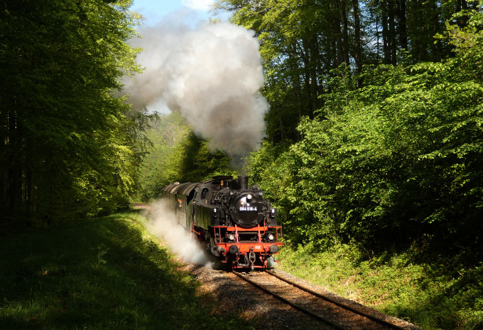 64 518  mit Zug Amstetten→Gerstetten im  Wald am oberen Benzwang kurz vor Stubersheim, aufgenommen um 9:44h am 09.05.2024