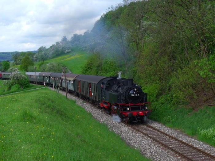 64 419 vor Zug Schorndorf→Welzheim, immerhin fast unsichtbar - aber leider wie üblich nicht unüberhörbar - geschobern von V100 212 084, vor Klaffenbach, um 10:08h am 09.05.2013