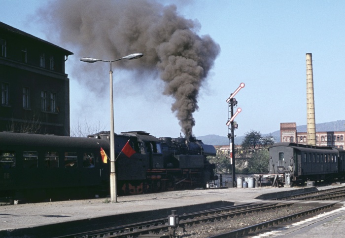 65 1039 mit Zug Richtung Arnstadt, Abfahrt in Saalfeld, am 12.10.1976