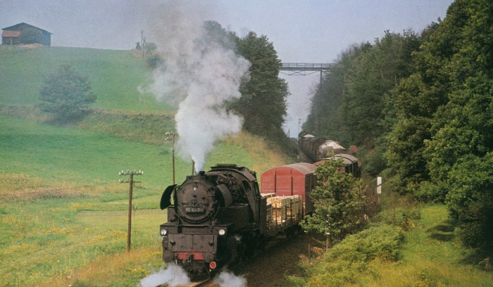 65 1067 schiebt Güterzug, Steigung vor Singen, am 19.08.1976