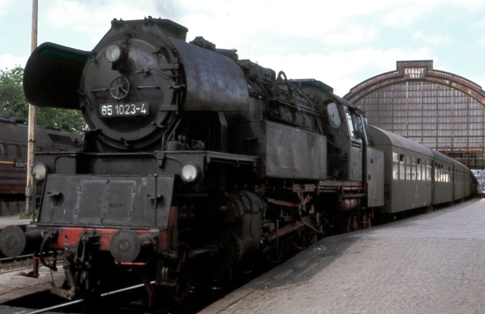 65 1023 vor Personenzug in Gera Hbf, im Oktober 1977