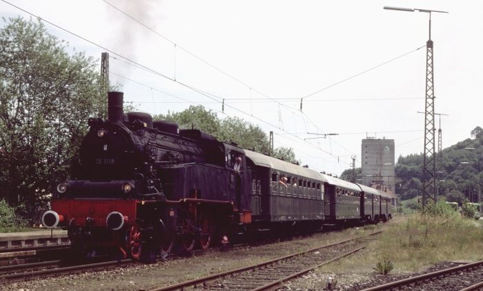 75 1118 mit Sonderzug Richtung Lauchheim in Bopfingen, um 13:35h am 26.06.1999
