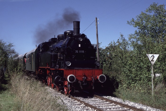 75  1118 hat nur noch wenige Meter bis zum Endpunkt der Bahn zu fahren an der Einfahrt von Gerstetten, um 13:30h am 10.09.2000