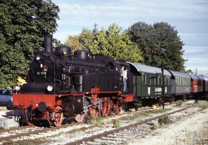 75 1118 im Bahnhof Amstetten, am 10.10.2004