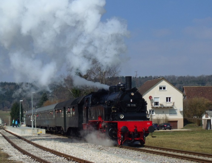 75 1118 mit Zug Nr.32818 (Fahrtweg: Hechingen -Gammertingen (HzL) ->Sigmaringen), bei Ausfahrt aus Jungnau, um 14:12h am 01.04.2013