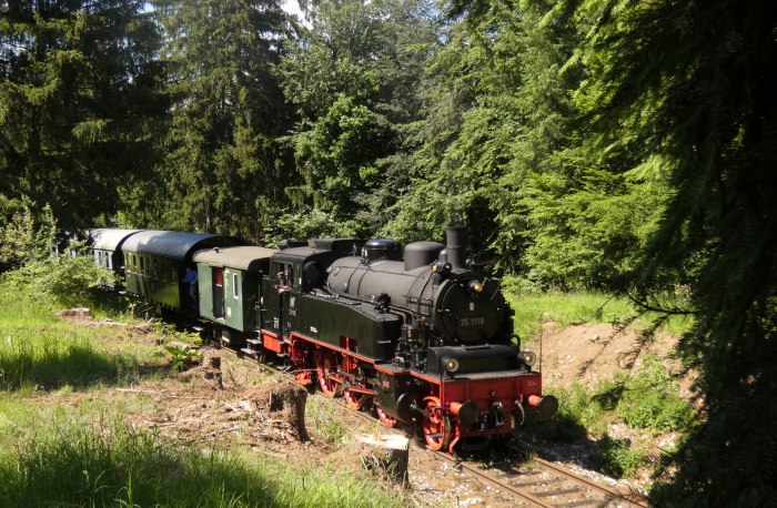 75 1118 mit Zug nach Gerstetten am unteren Benzwang in den Kurven nahe dem ex BW-Depot, um 12:57h am 21.06.2020