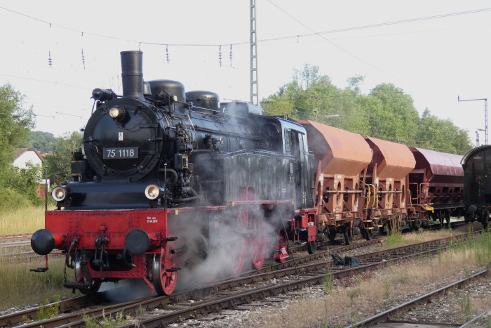 75 1118 vor dem kurzen Güterzug im Bahnhof Amstetten, um 7:44h am 09.07.2022