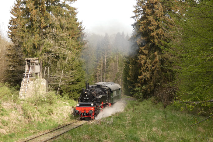 75 1118 mit morgendlichem Zug Amstetten->Gerstetten, in der Steigung im Amstettener Wald am “Benzwang”, um 9:50h am 08.05.2022