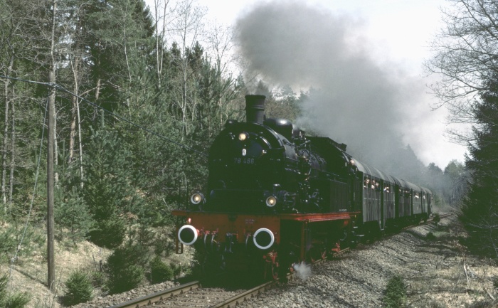 78 468 mit Sonderzug von Horb nach Freudenstadt (einer der allerletzten T18-Stammstrecken in Süddeutschland bis 1973), hinter Hochdorf, um 13:44h am 20.04.2003