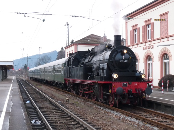 78 468 vor ihrem Zug Richtung Triberg wartet am Bahnsteig in Hausach auf Abfahrt, am 28.12.2009