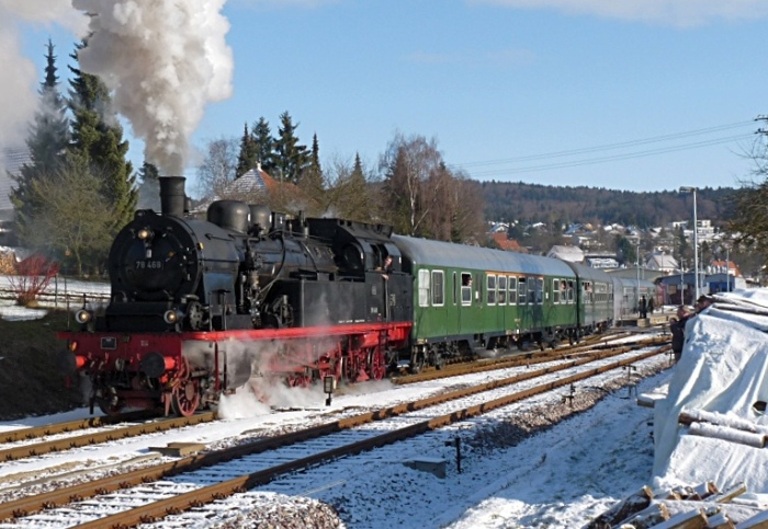 78 468 mit dem Sonderzug SdP 726 Richtung Kleinengstingen an der Ausfahrt von Gammertingen, um 13:45h am 03.01.2010