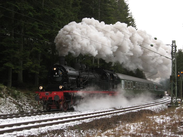 78 468 mit Sonderzug 88894 auf der Schwarzwaldbahn von Triberg nach St.Georgen, bei Gremmelsbach um 13.30h am 28.12.2009