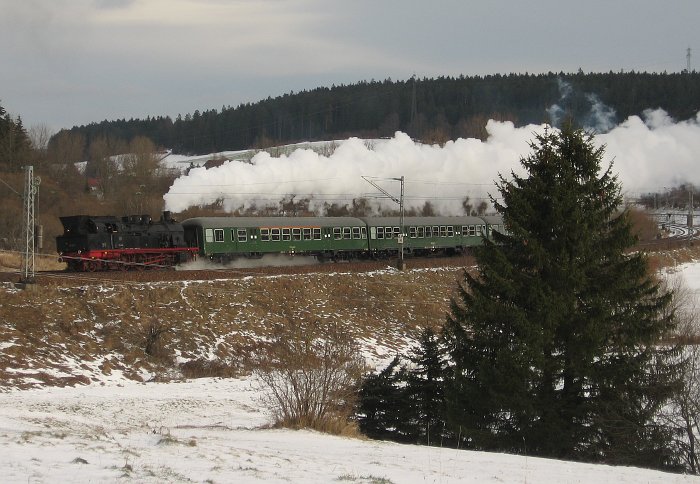78 468 Tv mit Sonderzug von St.Georgen zurück Richtung Hausach auf der Schwarzwaldbahn, aufgenommen kurz hinter St.Georgen, um 14:07h am 28.12.2009