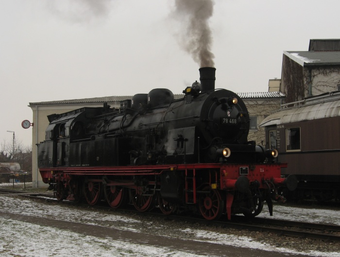 78 468 macht am Zielort der “Dreikönigsfahrt” am 06.01.2010- nämlich im Bayrischen Eisenbahnmuseum in Nördlingen - Pause, fotografiert um 12:54h