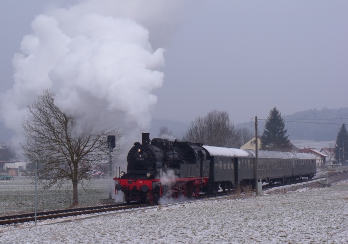 78 468 mit selbem Zug Zug Nr.501 (Gammertingen->Sigmaringen), Ausfahrt Jungnau, um 10:10h am 31.03.2013