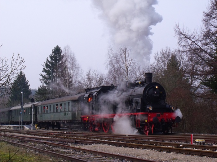 78 468 mit Zug Nr.509 (Gammertingen->Sigmaringen), Abfahrt im Bahnhof Hanfertal, um 16:26h am 31.03.2013