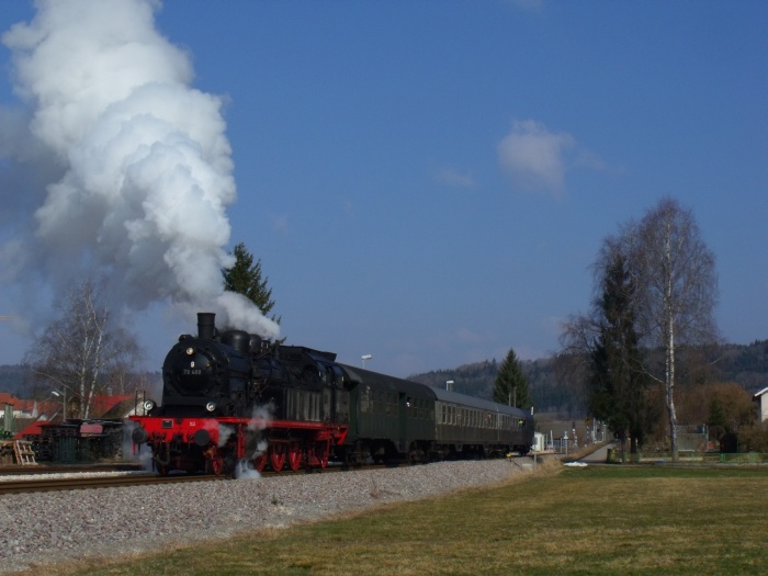 78 468 mit dem ersten Zug dieses Tages nach Sigmaringen (Nr.501), Abfahrt in Jungnau, um 10:10h am 01.04.2013