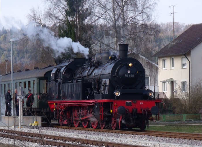 78 468 mit Zug Nr.509 Richtung Sigmaringen, beim Halt in Jungnau, 16:17h am 01.04.2013