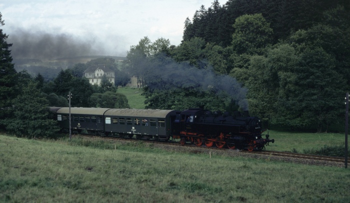 86 001 mit P 19465 hinter Walthersdorf, am 04.09.1982