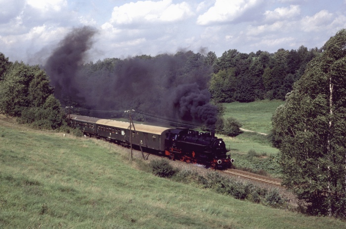 86 501 mit Personenzug bei Gröblitz, am 03.09.1983