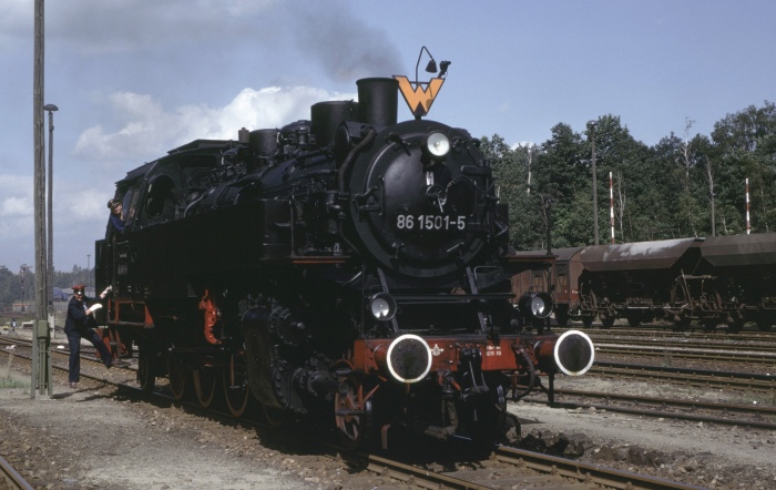 86 501 beim Umsetzen in Waldheim, nachdem der oben gezeigte Personenzug hier eingetroffen ist, um 13:50h am 03.09.1983
