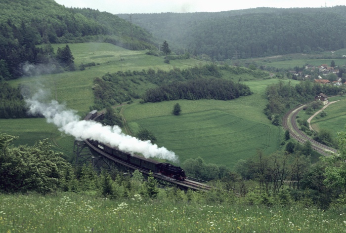 86 333 mit Zug nach Blumberg hoch auf der Wutachtalbahn oberhalb Epfenhofen auf dem Bisenbach-Viadukt, am 23.05.1999