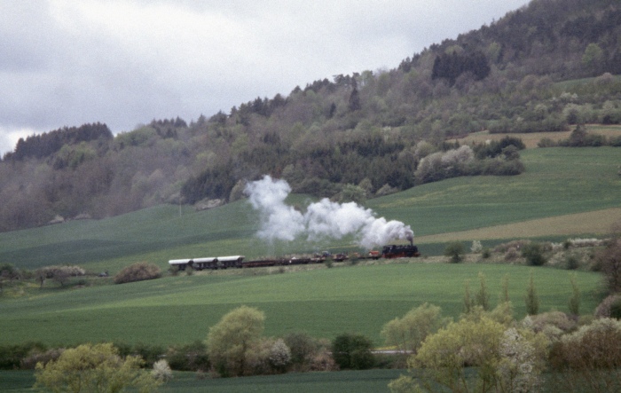 86 333 mit Foto-Sonder-Güterzug, von weitem oberhalb Achdorfer Weg, am 01.05.2004