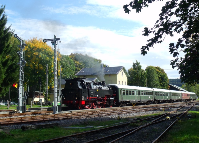 86 333 Tv vorm EAB-Zug 61487 (nach Schwarzenberg zurück) im Bahnhof Schlettau, um 12:00h am 29.09.2019