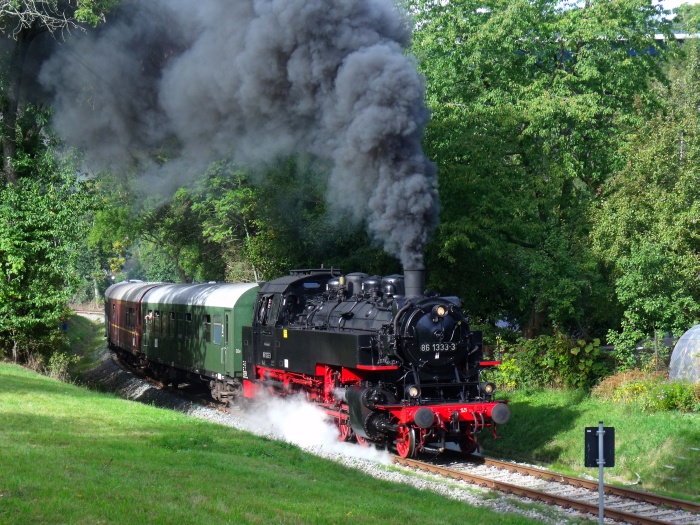 86 333(mal wieder oder immer noch als 86 1333 beschriftet im DR-Standard) mit dem Zug 73993 von Schwarzenberg nach Annaberg-Buchholz, fotogtrafiert zu Beginn der Steigung hinter Markersbach, um 14:36h am 29.09.2019.