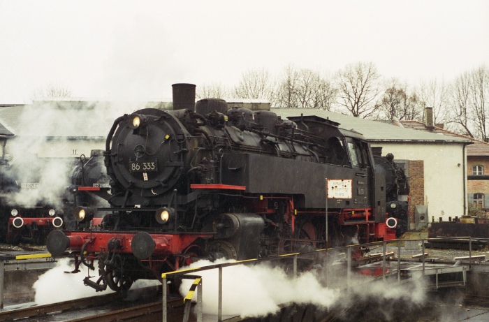 86 333 unter Dampf in Nördlingen wird für einen Gesellschaftssonderzug bereit gemacht im Bw Nördlingen (=”BEM”), am 17.02.1996