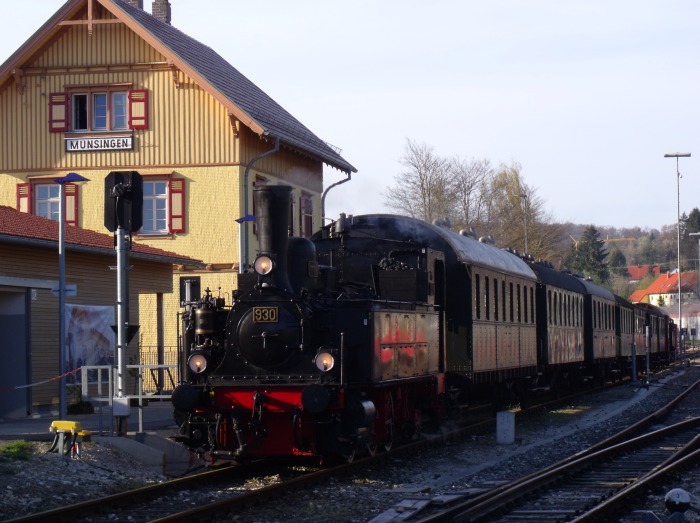 930 vor dem SAB-Oster-Sonderzug am Bahnsteig in Münsingen, um 9:26h am 22.04.2019