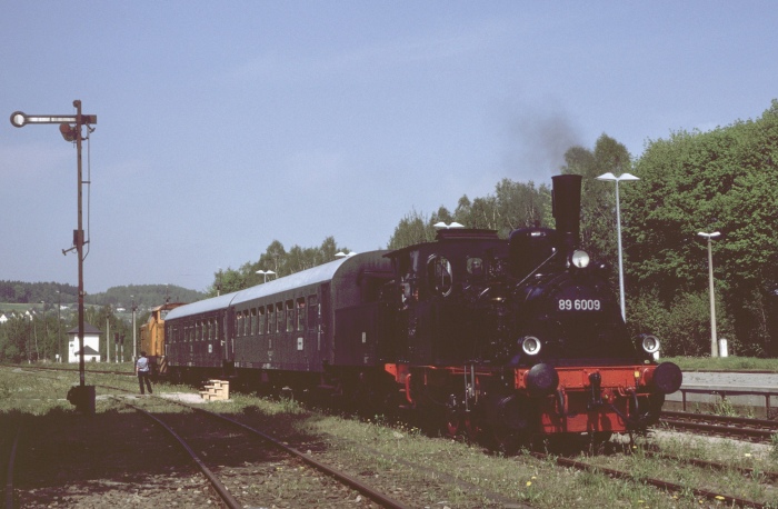 89 6009 im Bahnhof Schwarzenberg, am 10.05.2002