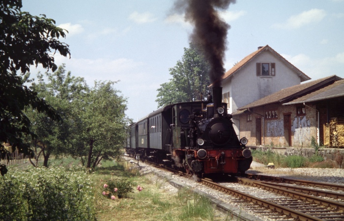 BADENIA mit Zug nach Otenhöfen, beim Halt in Oberachern, am 12.06.2005