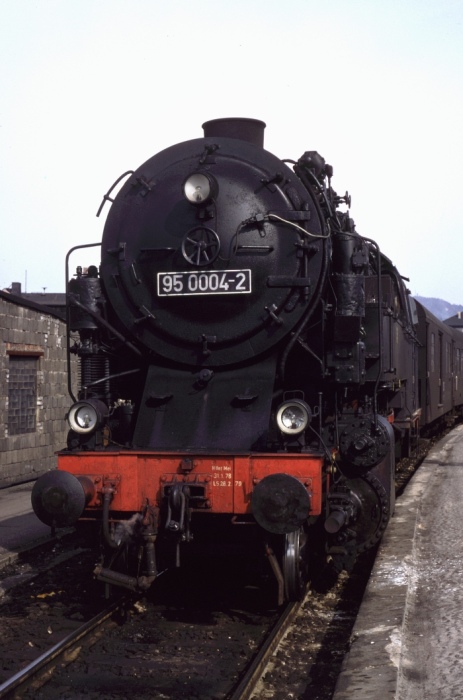 95 0004 vorm P 18003 am Bahnsteig in Saalfeld, April 1979