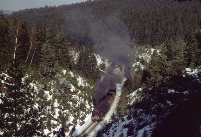 95 0009 mit (kurzem) Güterzug im Einschnitt am Finstern Grund, am 23.02.1980