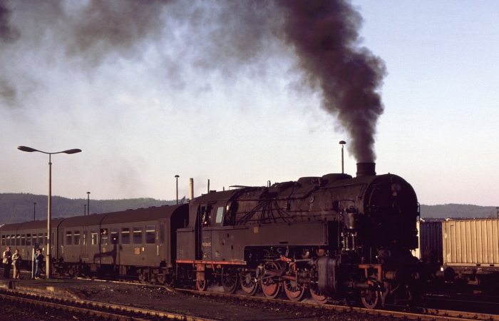 95 0044 mit E 805 Ausfahrt Saalfeld, am 10.05.1980
