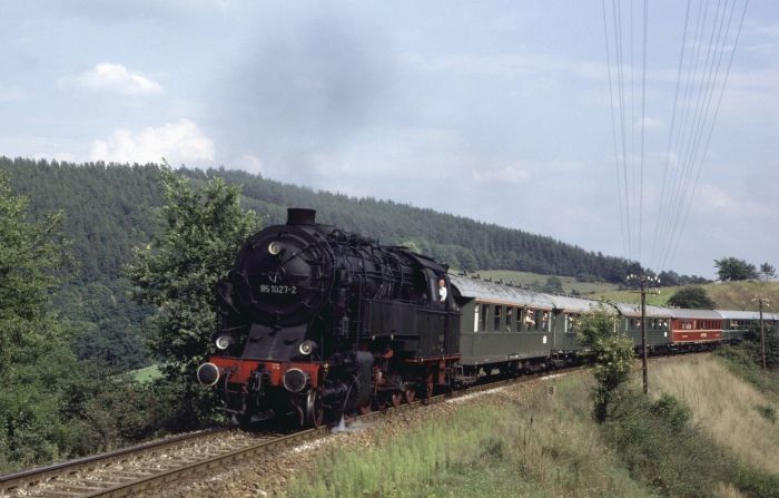 95 027 mit Sonderzug bei Milbitz (Rottenbach), am 01.09.1983