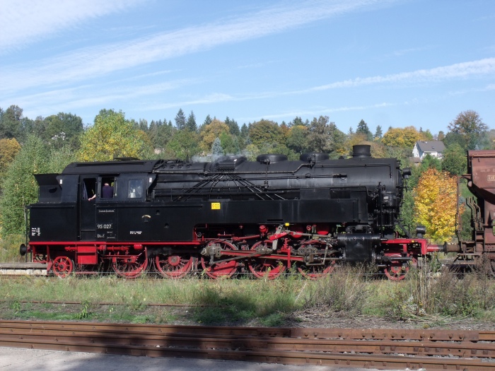 95 027 Tv mit Güterzug DGz 304, zurück von Steinbach-Hallenberg, beim längeren Halt in Schmalkalden, um 12:05h am 09.10.2010