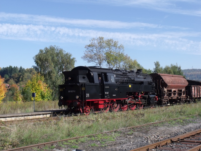 95 027 Tv mit Güterzug DGz 304, zurück von Steinbach-Hallenberg, beim längeren Halt in Schmalkalden, um 12:05h am 09.10.2010