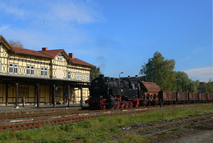 95 027 mit Güterzug Richtung Eisenach im Bahnhof Immelborn, am 09.10.2010
