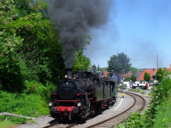 97 501 mit GES-Zug Weissach->Korntal an der Ausfahrt von Schwieberdingen, um 11:27h am 02.06.2019