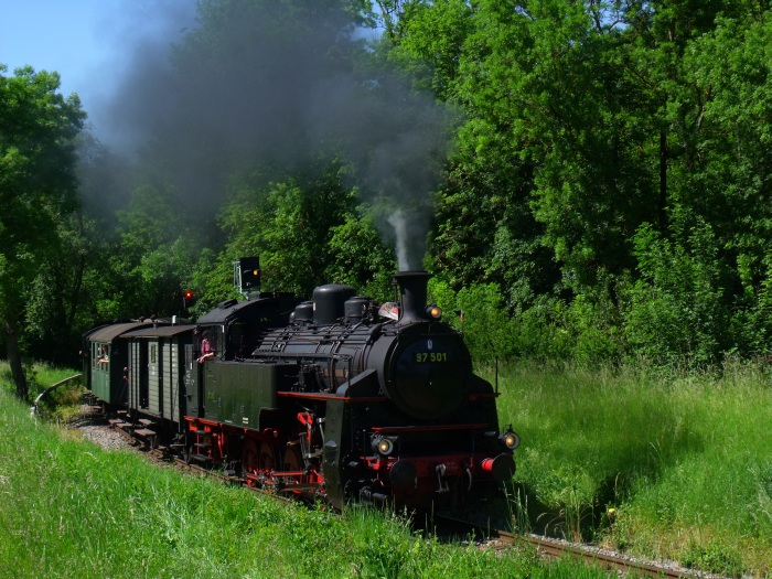 97 501 mit GES-Zug Weissach->Korntal hinter Schwieberdingen in der langen Kurve im kleinen Räuschelbachtal, um 15:24h am 02.06.2019