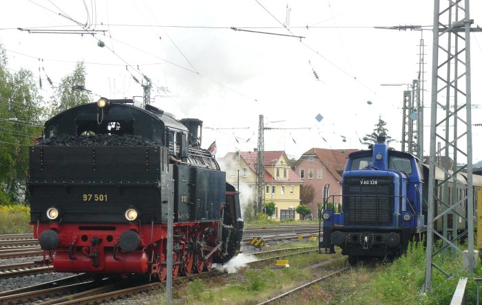 Rechts neben der 97 501 steht die Schublok V60 328, Schorndorf um 8:08h am 08.09.2013