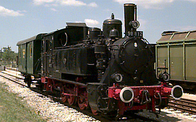 98 886 mit Zug nach Fladungen zwischen Ostheim und Nordheim, im Oktober 2007