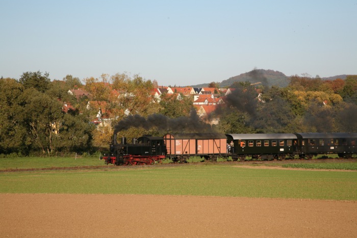 98 886 mit Zug nach Fladungen bei Ostheim, am 15.10.2006