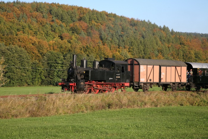 98 886 mit Zug nach Fladungen bei Ostheim, am 15.10.2006