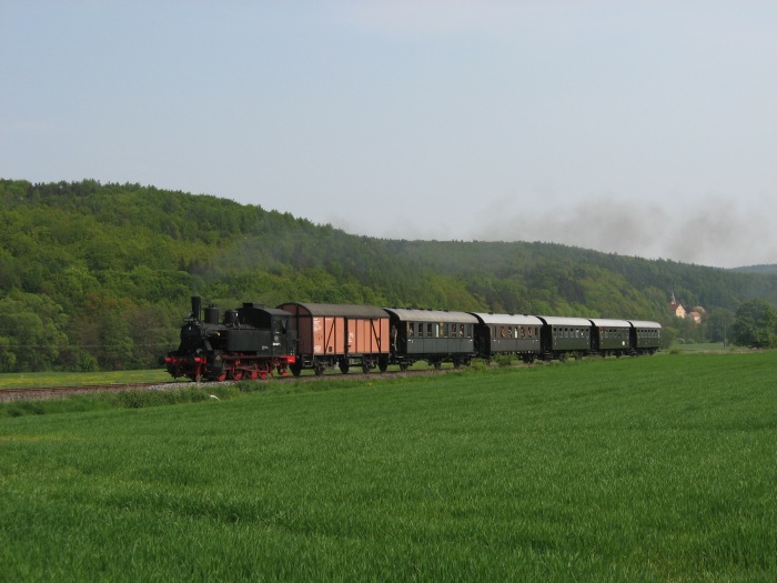 98 886 mit Zug aus Ostheim vor Fladungen, am 01.05.2009