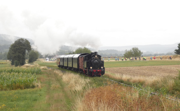 98 886 wartet vorm Zug Richtung Mellrichstadt im Bahnhof Fladungen auf Abfahrt, um 9:05h am 03.08.2025