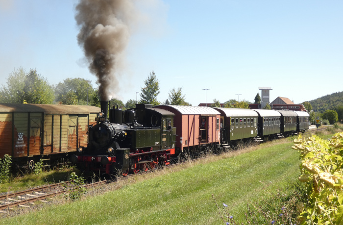 98&nbsp;886 mit dem mittäglichen Zug von Ostheim zurück nach Fladungen, beim Halt in Nordheim, um 13:50h am 06.09.2026